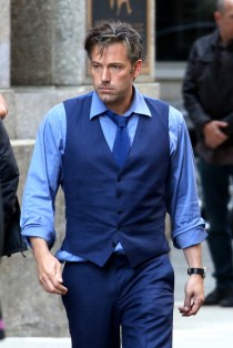 Com os cabelos desarrumados após a ação.