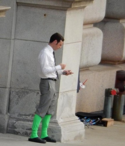 McNairy e suas meias verdes nos sets de filmagem: mutilado?