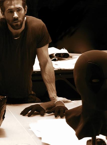 Ryan Reynolds e a máscara de Deadpool.