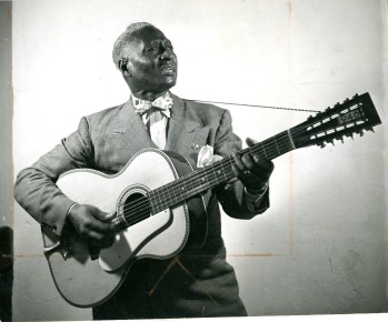 Leadbelly, herói do blues rural: sucesso na Europa e não nos EUA.