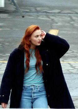... e Jean Grey no set.