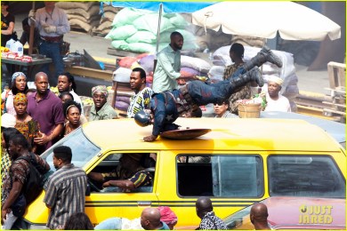 A cena de ação num país africano abre o vídeo.