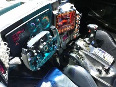 O fantástico interior do batmóvel.