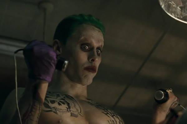 Coringa na cena da tortura.