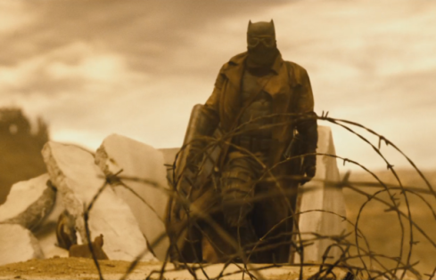 A misteriosa roupa do deserto do Batman no trailer do filme. 