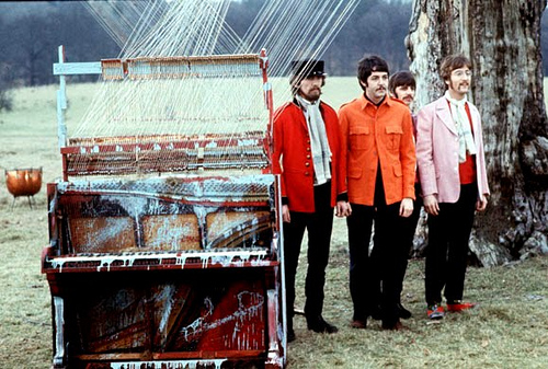 Os Beatles no clipe de Strawberry fields forever.