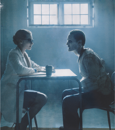 Imagem sobre as origens da Arlequina, com o Coringa.