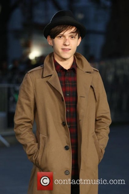 Tom Holland, o novo Homem-Aranha. Repare no machucado no nariz.