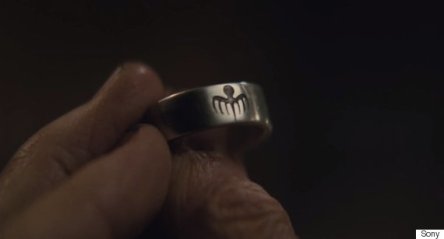 O anel da SPECTRE: ligações com o passado. 