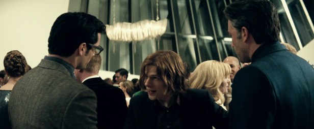 Lex Luthor entre Clark Kent e Bruce Wayne.