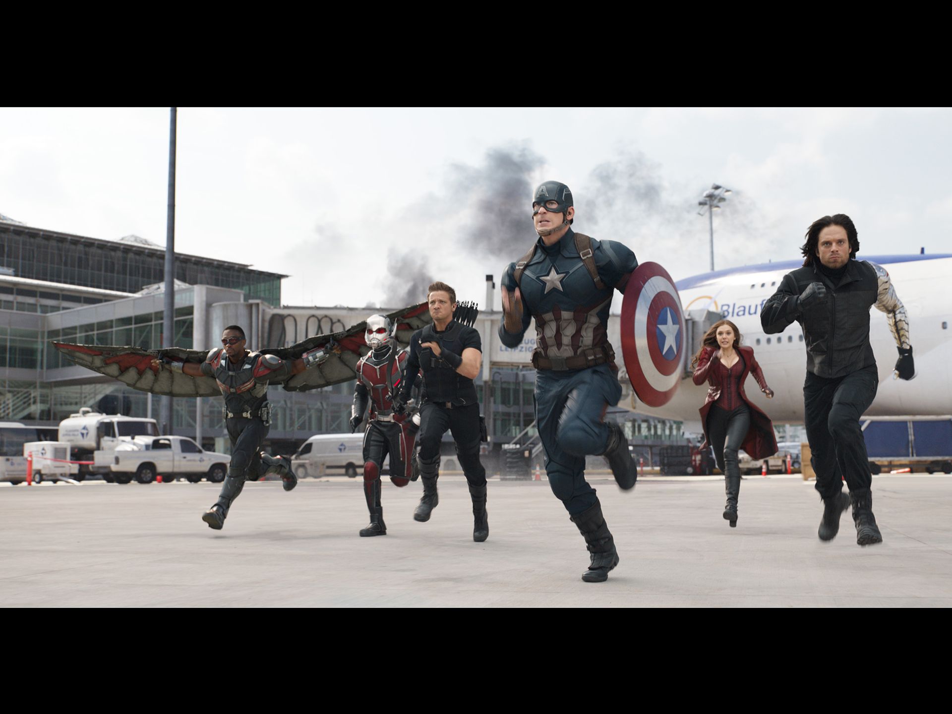 civilwar trailer team cap running in the airport