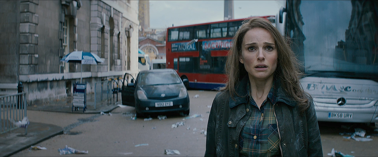 thor 2 jane scared in the street