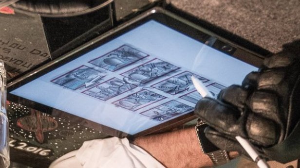 Detalhe da imagem mostra Slade Wilson, o Exterminador, sem máscara. 