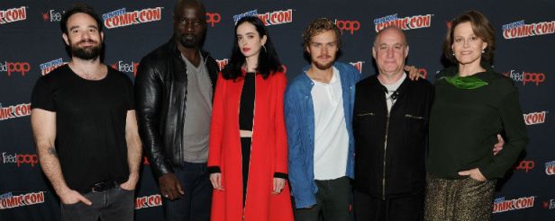 A equipe de Defensores reunida na NYC Comic-con: Cox, Colton, Ritter, Jones, Loeb e Weaver.