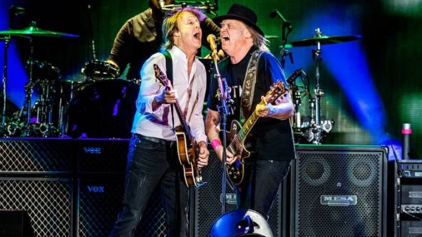 Paul McCartney e Neil Young juntos no Desert Trip Festival. 