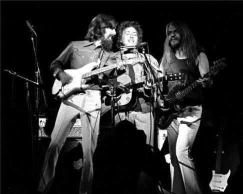 George Harrison, Bob Dylan e Leon Russell no Concert For Bangladesh, de 1971. 