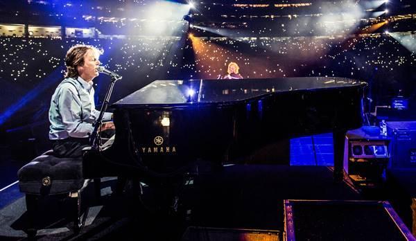 paul-mccartney-plays-piano-live
