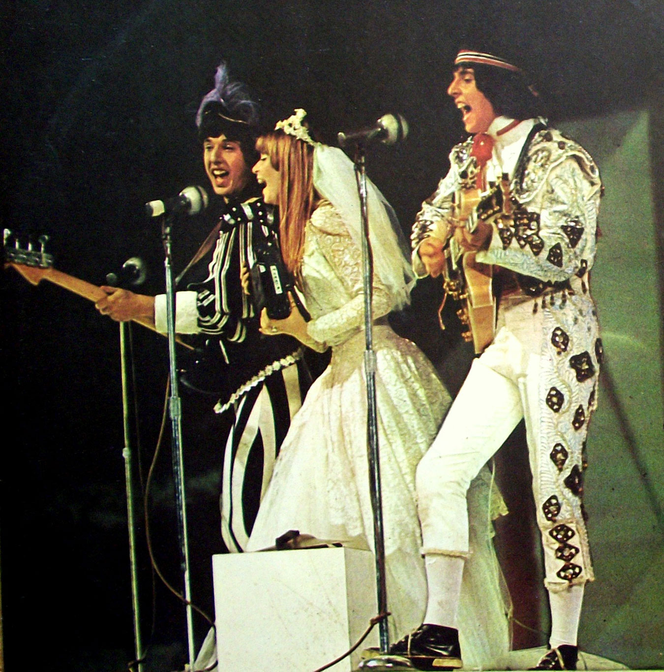 Os-Mutantes clássica imagem show com noiva