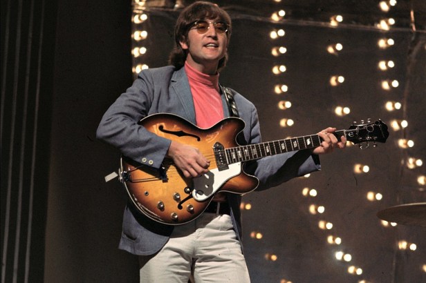John-Lennon plays guitar in paperback writer