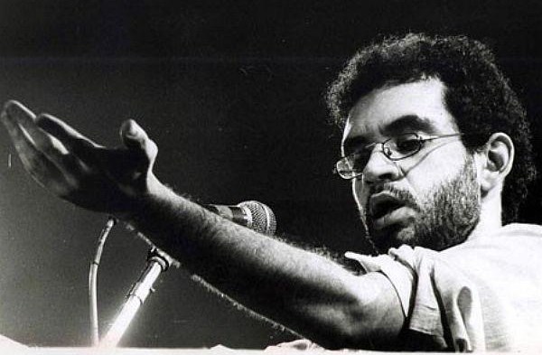 renato russo cantando preto e branco